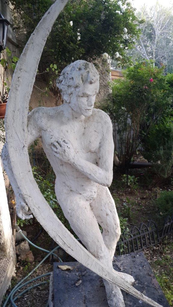 פסל בחצר של קירזנר ביוקנעם